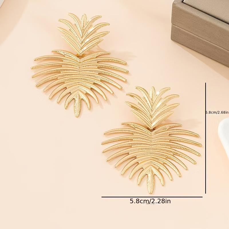 Exaggerated, style, unique and trendy, stylish and creative, minimalist geometric leaf stud earrings