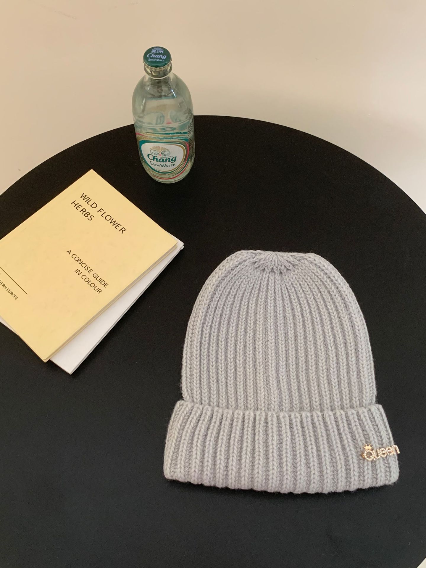 

Новая осенне-зимняя алфавитная повседневная шерстяная шапка, большой обхват головы, подчеркивающая лицо, маленькая вязаная шапка, защита ушей, теплая, модная шапка-бини, тренд M（56-58cm） серый