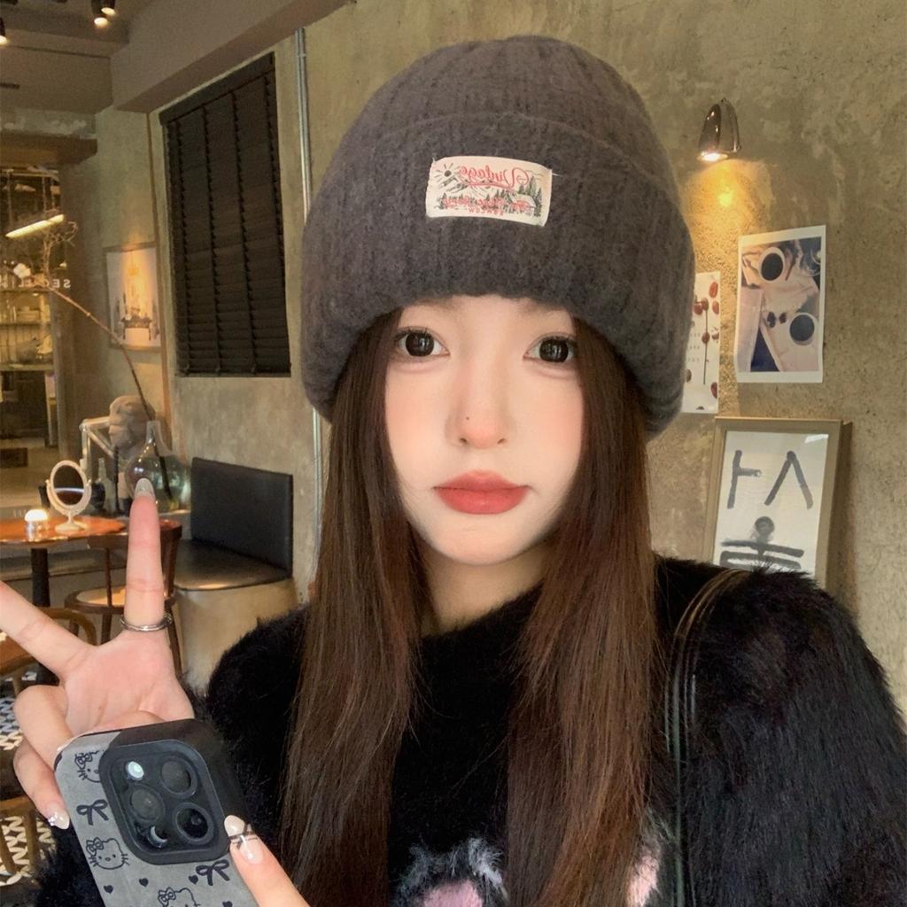 Verdickte Wollstrickmütze für Wärme und Kälteschutz im Herbst und Winter. Große Kopfmütze, um das Gesicht zu betonen. Kleine Ohrenschützer.