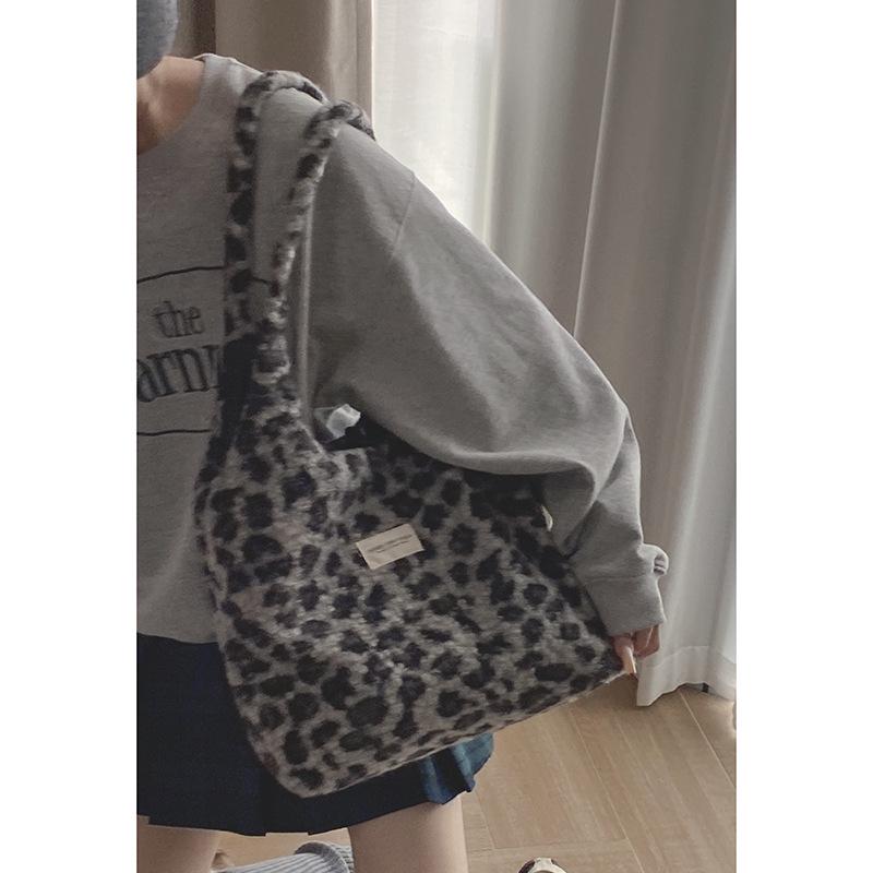 

Сумка на плечо с леопардовым принтом - Сумка-тоут для通勤 в японском и корейском стиле для колледжа, большой вместимости.