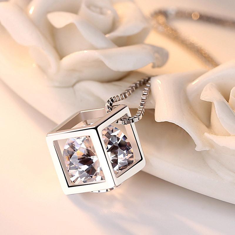 Collier Cube de Rubik Amour Collier Chaîne Clavicule Simple Personnalisé Japonais et Coréen pour Femmes