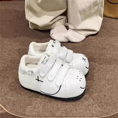 Sapatos de pão com velcro femininos 2025 novos sapatos de sola baixa moda versátil estudante lazer esportes sapatos brancos