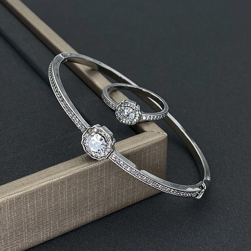 

Gold Plated Zircon Diamond-Shaped Buckle Bracelet – Elegant, Versatile, Retro-Inspired Hand Jewelry for Women срібний