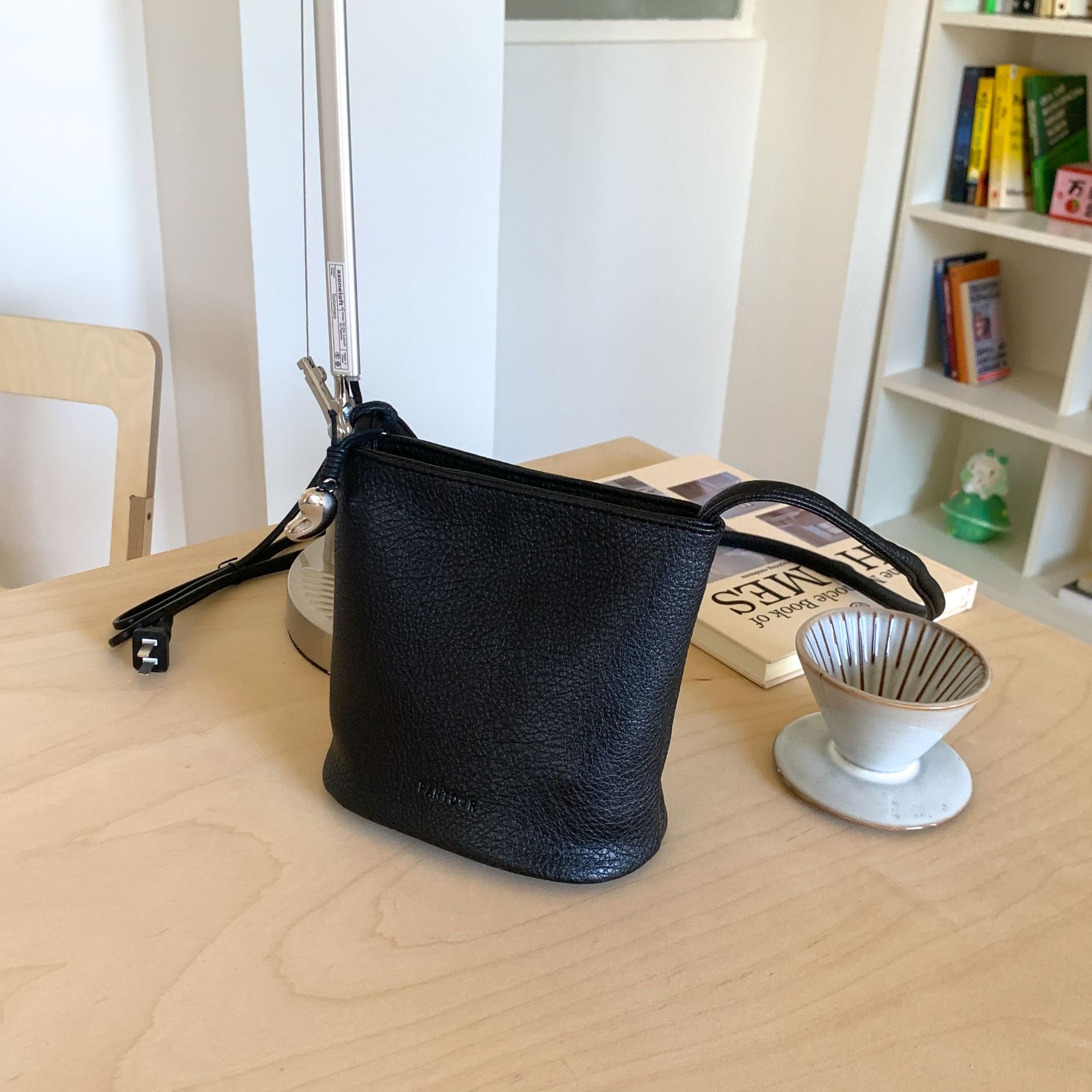 

2025 niche Korean version fashion casual shoulder bag versatile messenger bag shoulder bag fashion versatile women s bag bucket bag