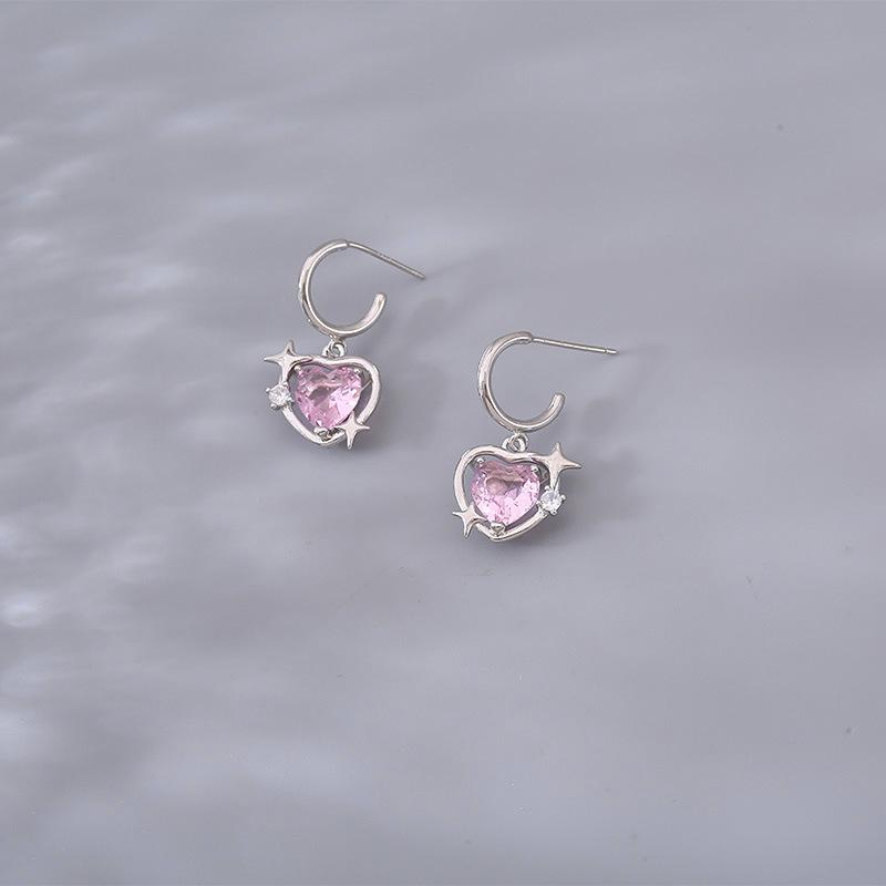Pink Diamond Heart Hollow Stud Earrings: Sweet, Cool, Simple, and Versatile Design with Exquisite Style.