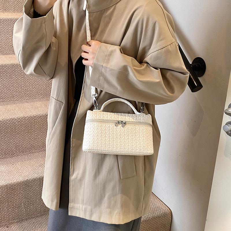 Simple Casual Underarm Bag Women's Korean Version Ins Trendy Retro High-end Small Square Bag 2025 Winter Shoulder Women's Bag