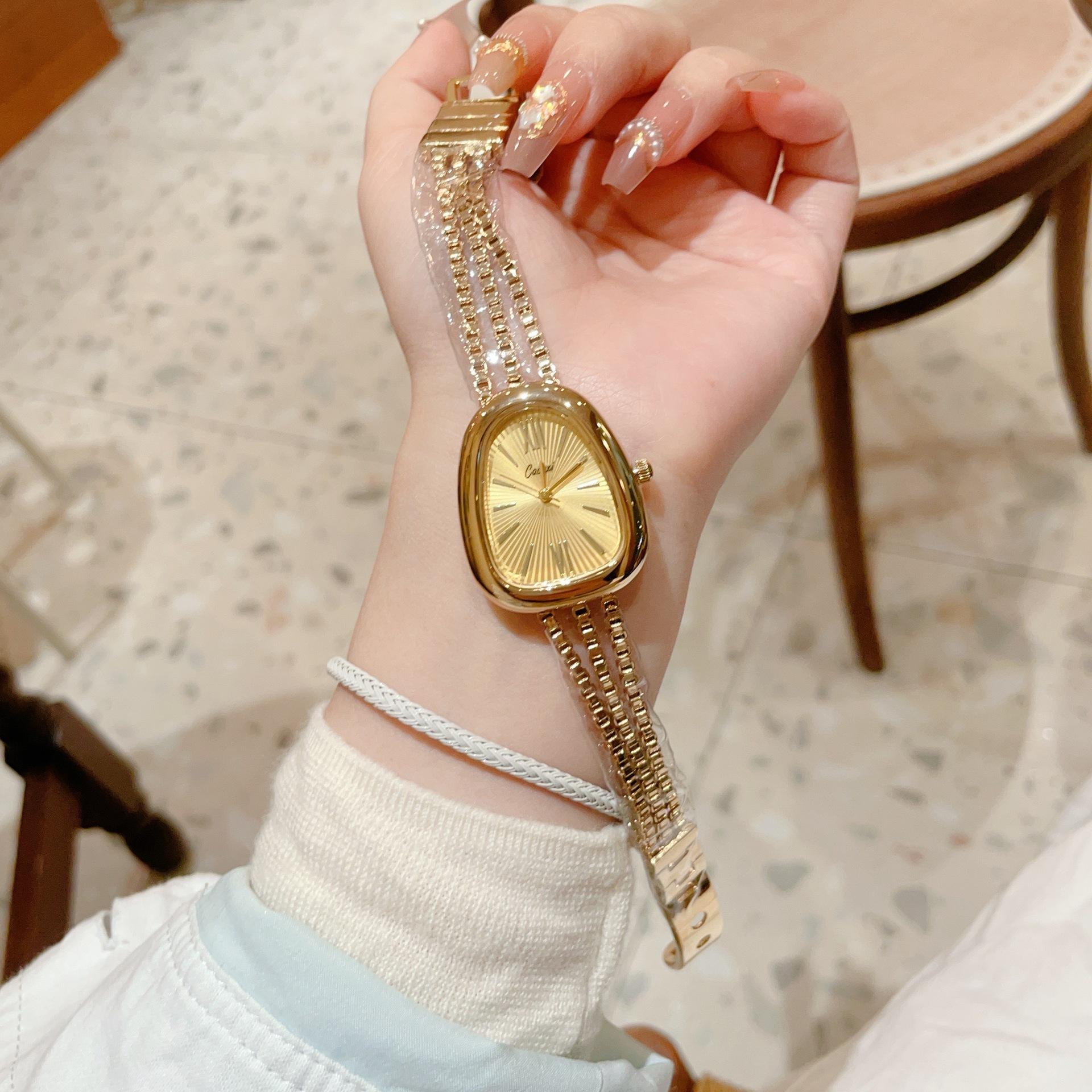 

Cacaxi Fashion Medieval Watch Snake Head Casual Bracelet Watch Leopard Print Gold Ladies Watch A280