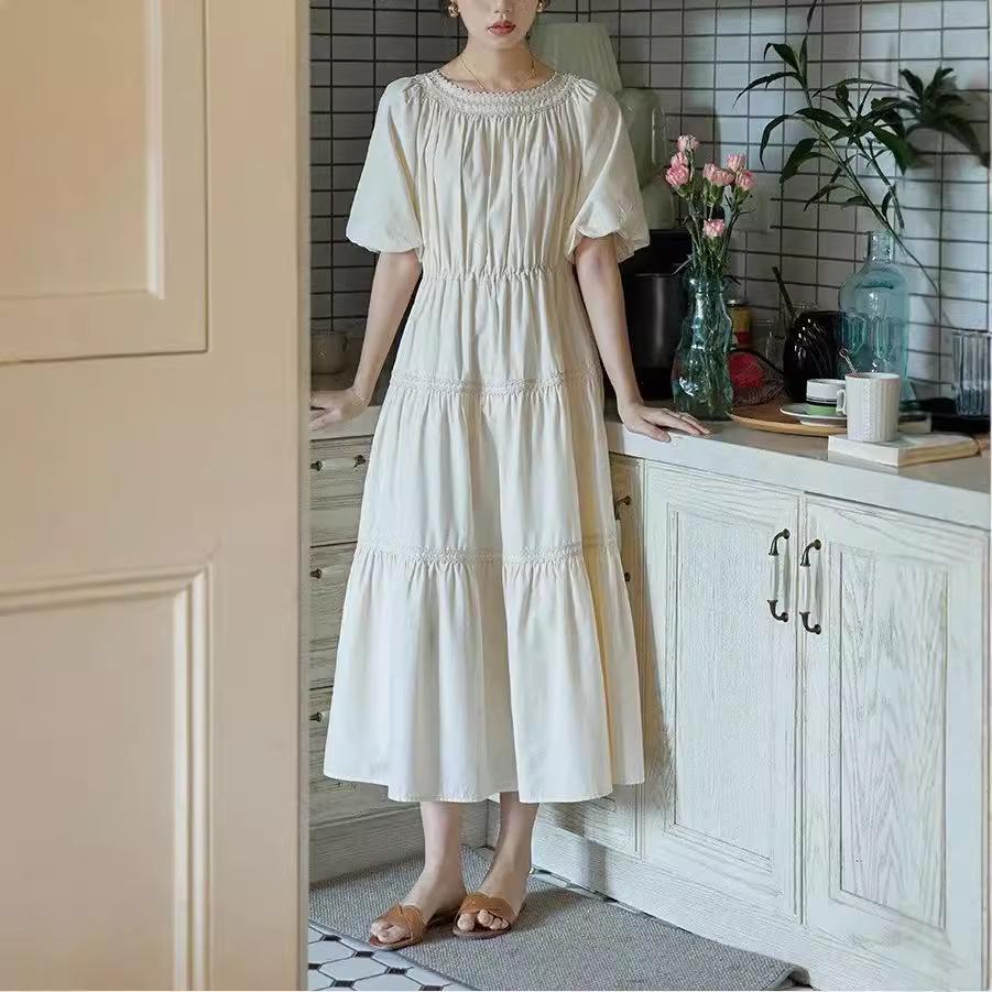 Elegantes hochtailliertes Slim-Kleid mit französischer Spitze und kurzen Ärmeln