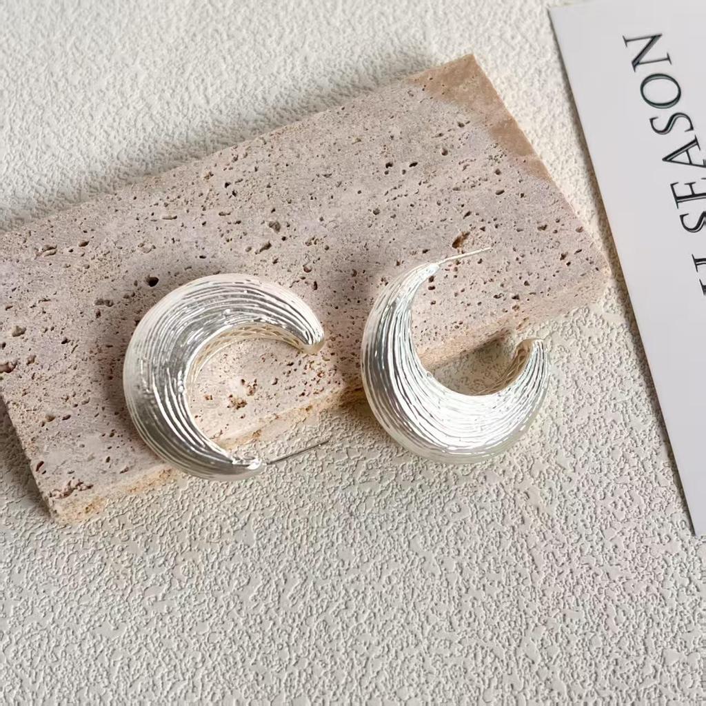 Niche European-American High-End Geometric Retro Stud Earrings with Unique Cold Style Design