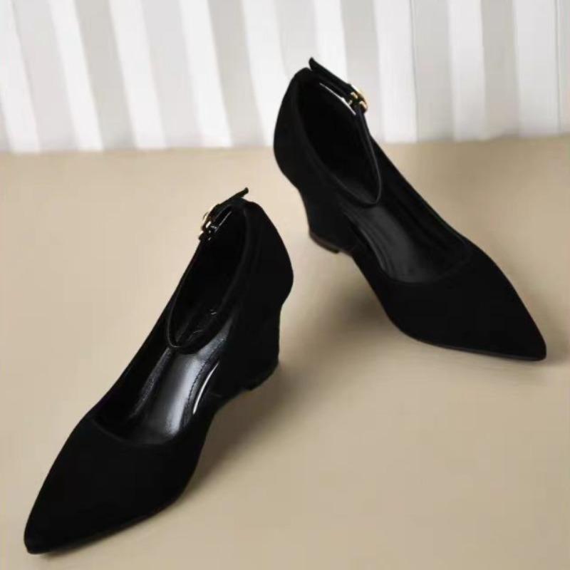 Модні жіночі туфлі на танкетці, осінь, новинка, з гострим носком, з неглибоким вирізом, замшеві, на ремінці, протиковзкі, зносостійкі, низькі