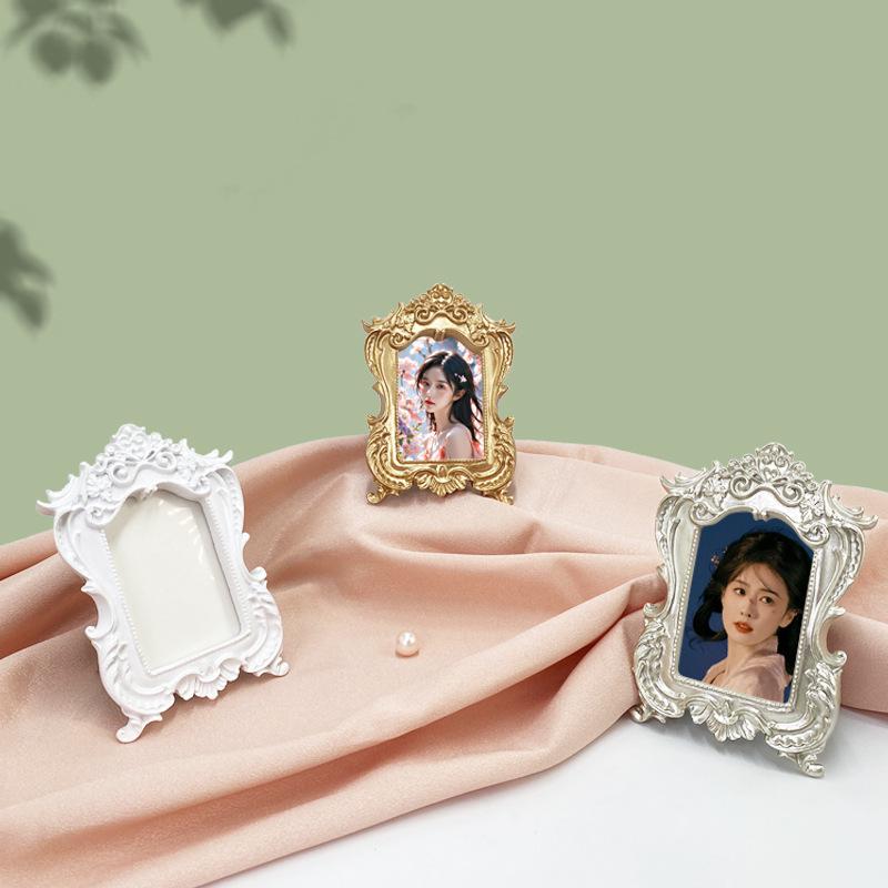 Victoria-Style Retro Resin Photo Frame Ornament - Light Luxury Badge Display Stand for Photo Props
