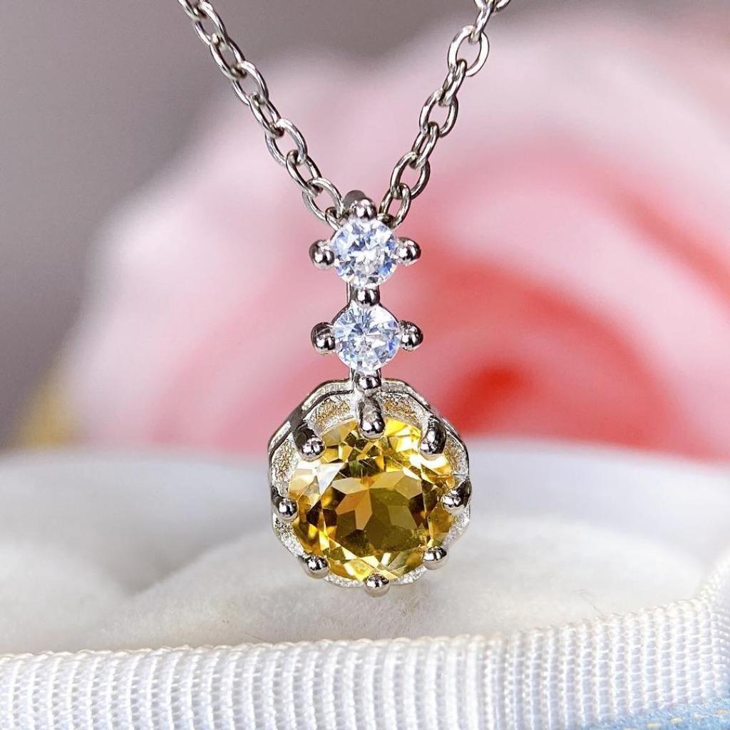 Natürlicher Citrin Stein Anhänger S925 Silber Halskette - Modische Schlüsselbein Kette für Damen im Europäischen und Amerikanischen Stil.