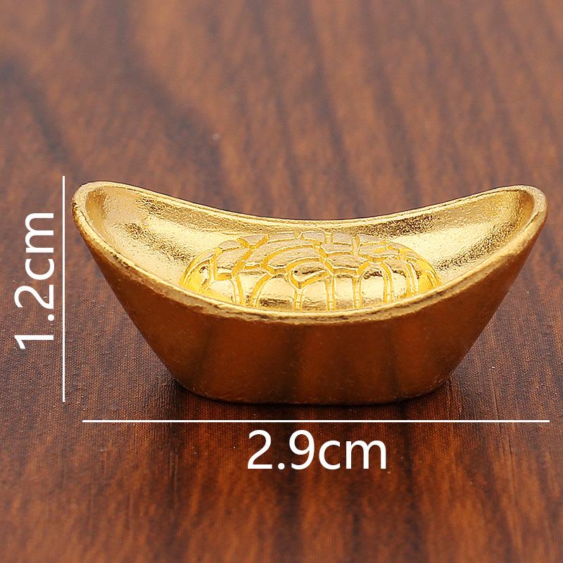 Galvanicky pokovená miniaturní ozdoba zlatého ingotu z dynastie Čching