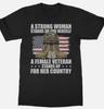 Weibliche Veteranin steht für das Land Gedenktag Unisex T-Shirt