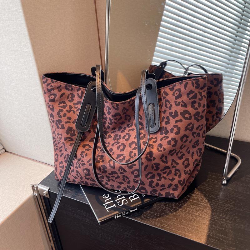 

Сумка большой вместимости Женская сумка Модная сумка через плечо Премиальная сумка-мессенджер Тоут темно-коричневого