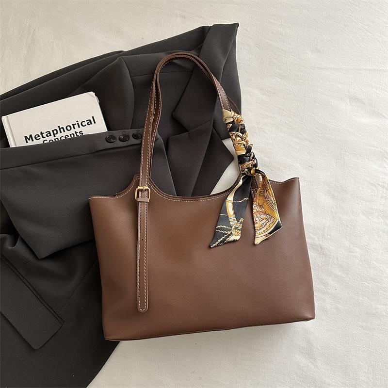 

Fashionable Large-capacity Retro Casual Office Commuting Shoulder Bag with Adjustable Strap At The Back of The Shoulder кавовий