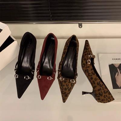Sapatos de salto único pontudos, boca leve e emendas finas, emenda de estampa de leopardo, um pedal com fivela de metal, temperamento sexy, saltos altos, saltos finos femininos