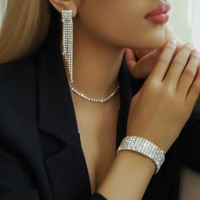 Chaîne de cou simple pour femme, Boucles d'oreilles, Bracelets, Ensemble trois pièces, Chaîne clavicule d'été, Boucles d'oreilles à franges, Ensemble de colliers, Accessoires de mariage.