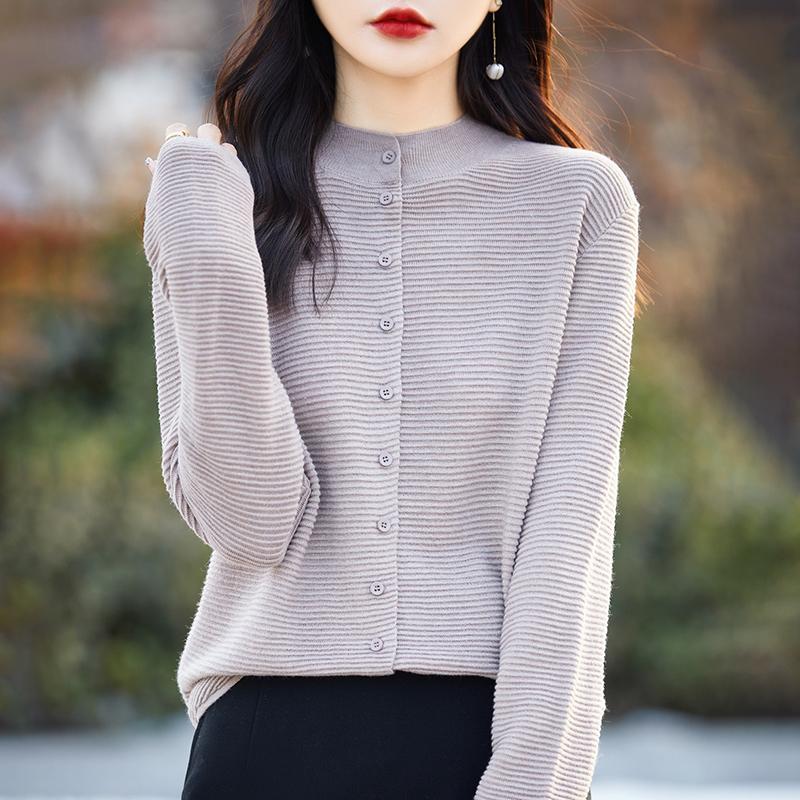 Leichte Strickjacke für Damen aus 50 % Wolle und 50 % Maulbeerseide – vielseitige Strickware für 4 Jahreszeiten für ganzjährigen Komfort und Stil