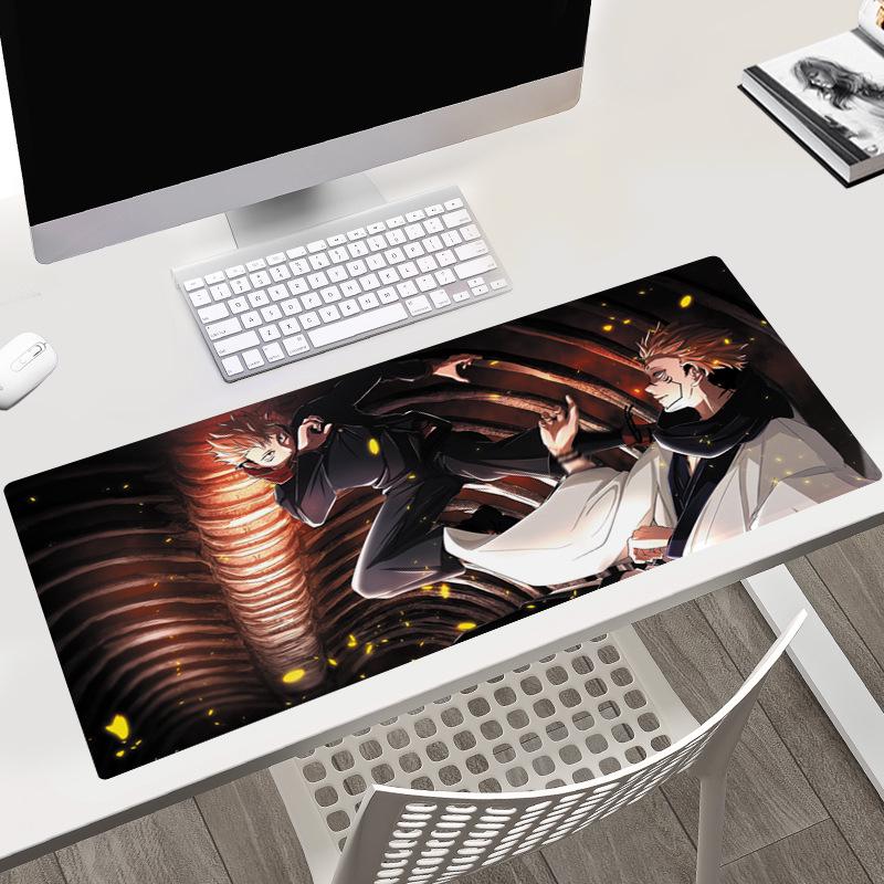 Tapis de bureau Jujutsu Kaisen 40x90x0.3CM avec les personnages Gojo, Yuji et Megumi.