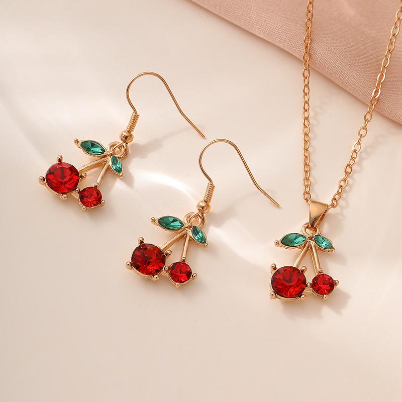 

Милый и нежный металлический набор из 3 предметов: женское ожерелье с красной вишенкой и серьги. Подходит для повседневной носки и в качестве подарка.