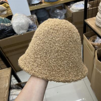 Neue Lammwolle verdickte Version Bucket Hat Damen Herbst und Winter warm gestrickt Plüsch gerade Beckenhut zeigt kleines Gesicht