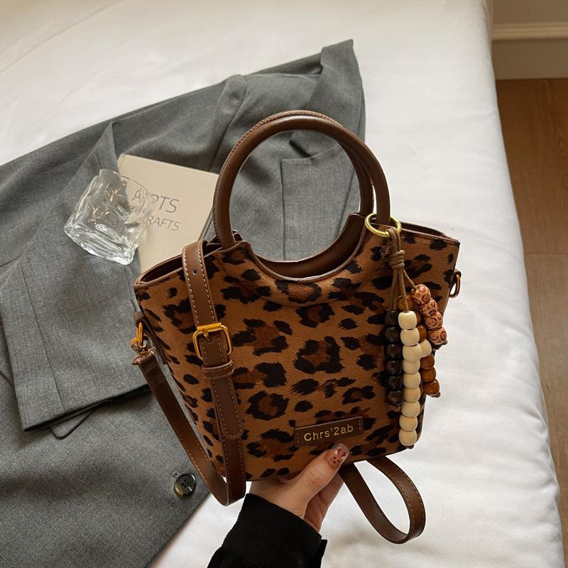 

2025 autumn new bag commuter shoulder fashion messenger bag Korean version niche simple portable bucket bag women s bag цветной печати леопарда