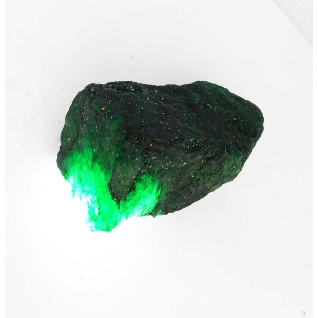 Natural Green Emerald Loose Gemstone Rough 665.00 ct for Lapidary and Gem Collections