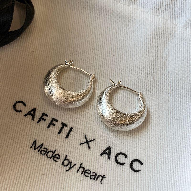 

2026 New European and American Retro Brushed Metal Silver Hoop Earrings for Women, High-End Light Luxury Plain Hoop Ear Clips and Ear Accessories Silver