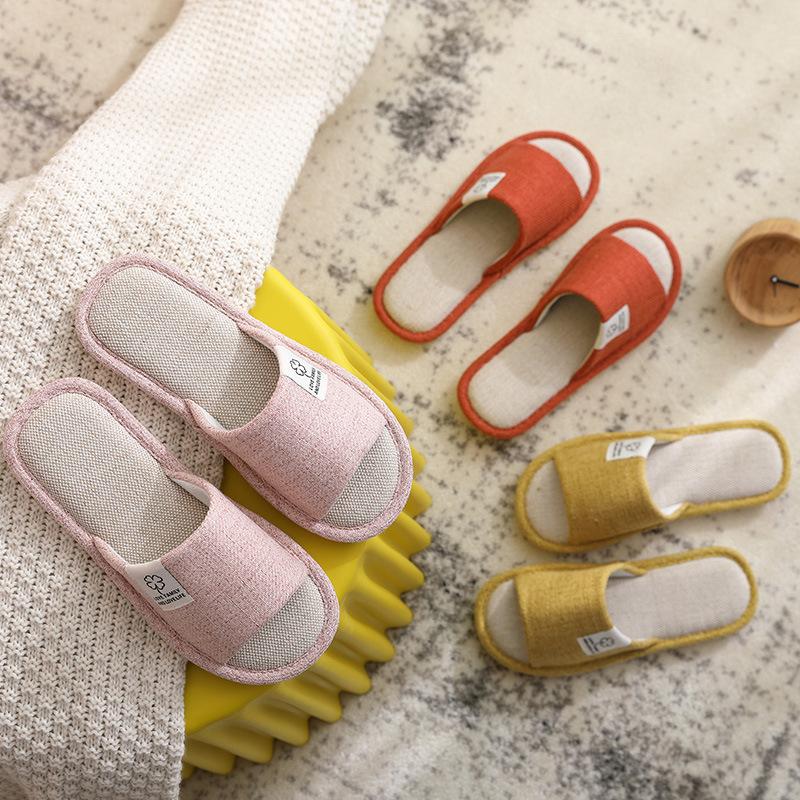 Nowe buty domowe i kapcie do użytku domowego są antypoślizgowe