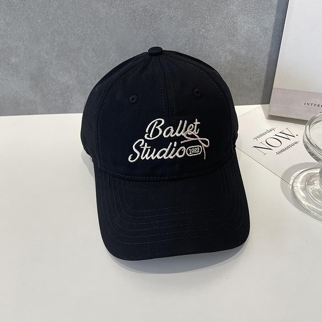 

Letter Embroidery Baseball Hat for Women Solid Color Wide Brim Sunshade Adjustable Peaked Cap Korean Girl Casual Duckbill Hat Adjustable чорний