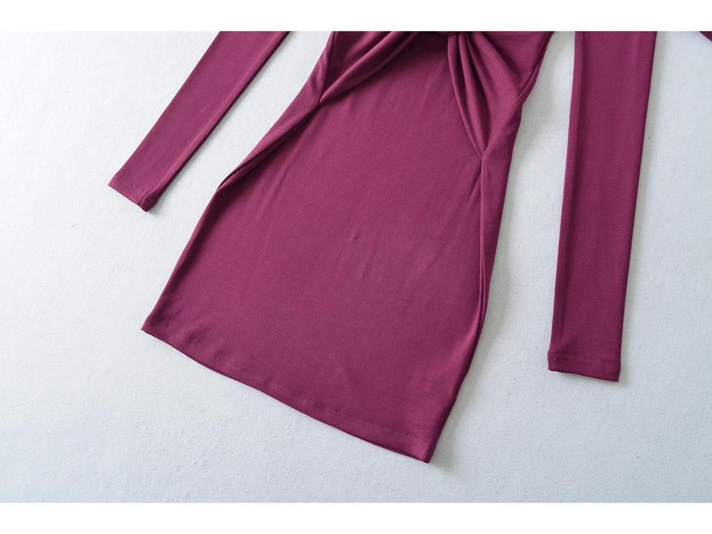 Elegant Women's Black V-Neck Long-Sleeved Slim-Fit Dress, Waist-Cinching and Hip-Hugging, Perfect for Autumn and Winter.
