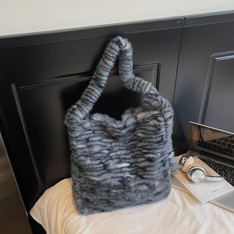 Large Capacity Fluffy Bag Women's Autumn New Casual Soft Surface Fluffy Shoulder Bag Portable Tote Bag