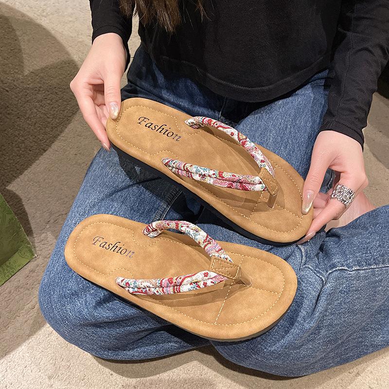 2025 Seaside Vacation Wear Women's Summer Small Floral New Flat-bottomed Flip-flops Shoes Non-slip Beach Sandals