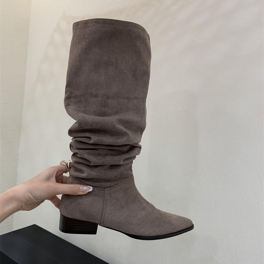 2025 Herbst und Winter Französische Retro Wildleder Stiefeletten mit niedrigem Absatz Damen Stiefel mit dickem Absatz und spitzer Zehenpartie Plissiert Gestapelte hohe Damenstiefel