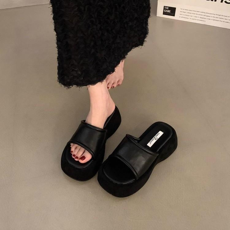 Small person increases height, thick-soled cool slippers, women's shoes are new in summer, and black muffin-soled one-word slippers are worn outside.