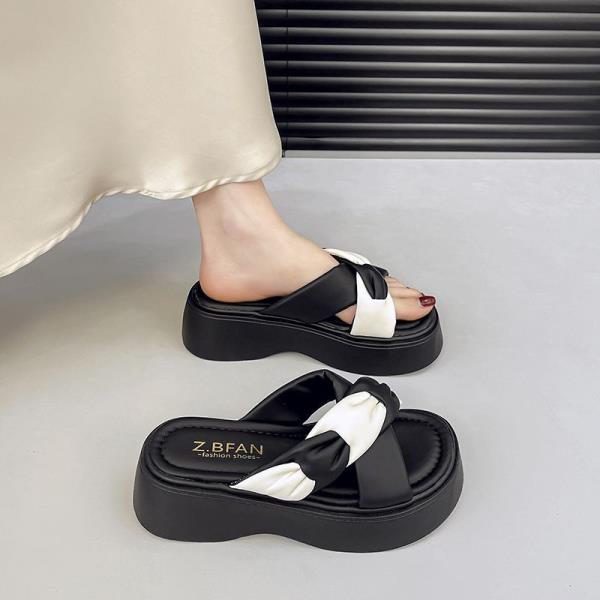 Fashion Shoes Woman 2025 House Slippers Platform Pantofle Flat New Soft Summer Slides Casual Leisure Slippers Women Summer Slides Female