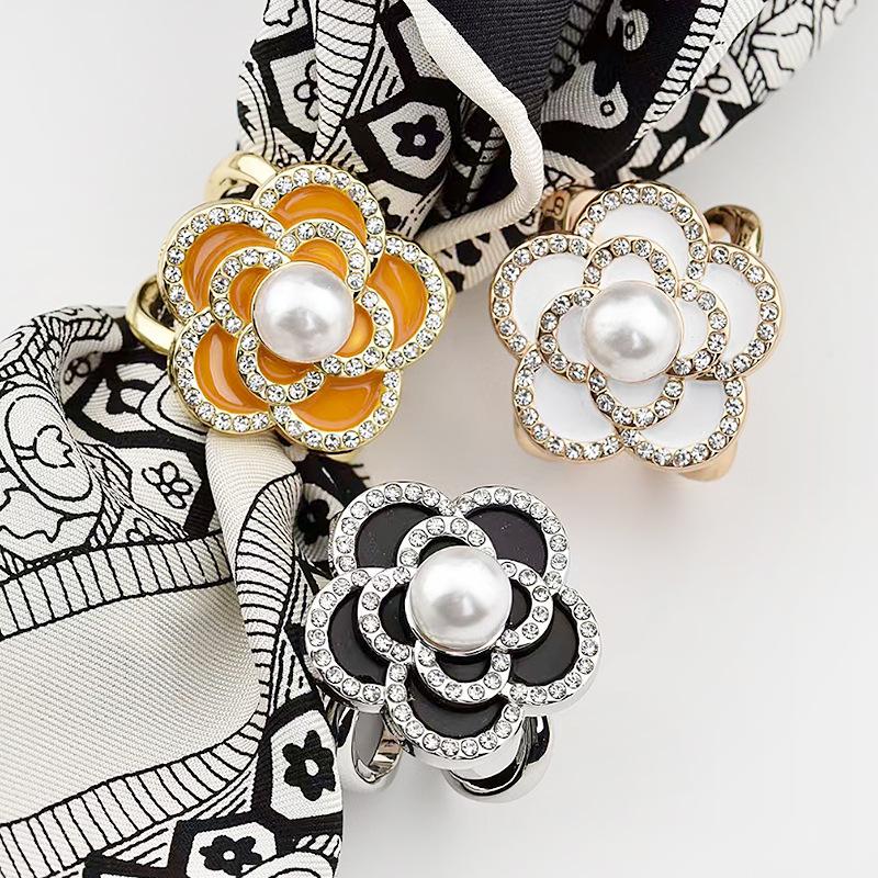 Neue Kamelien-Seidenschalschnalle, französische Retro-Perlenschalschnalle, quadratische Ringschnalle, orangefarbene Kristallschalschnalle für Frauen