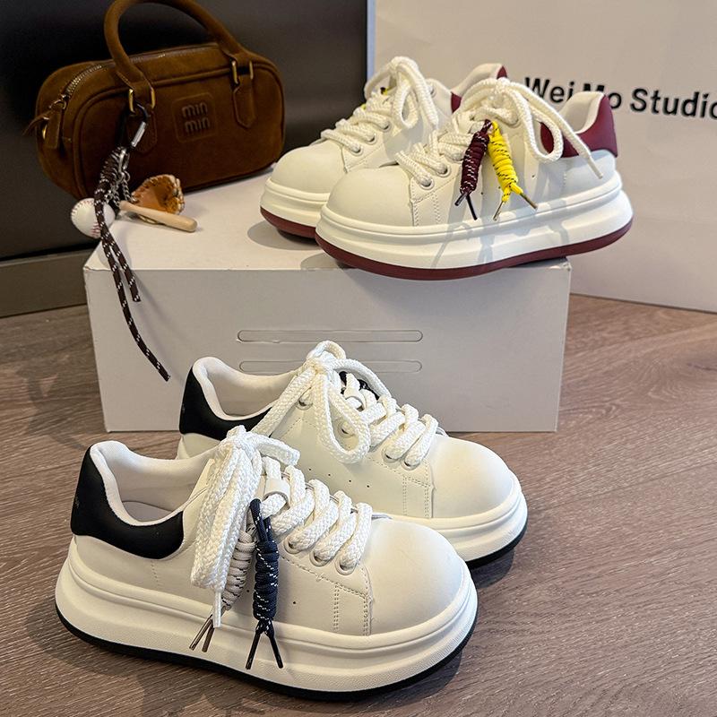 Chaussures blanches McQueen en cuir pour femmes automne 2025 design de niche petite augmentation de hauteur chaussures à semelle épaisse sport et loisirs