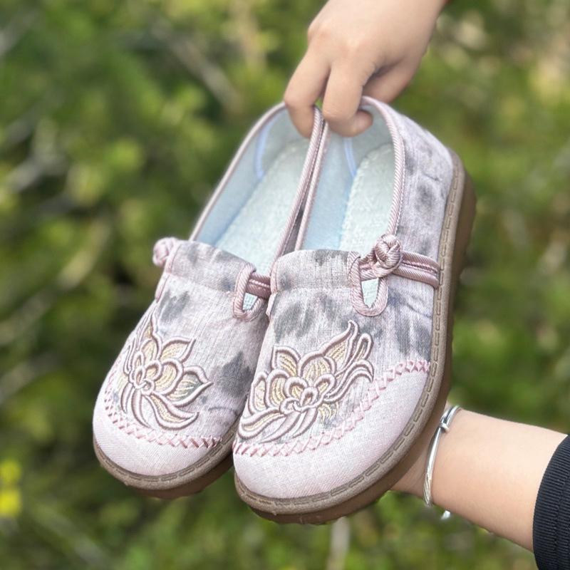 Spring 2026 Women s Embroidered Old Beijing Cloth Shoes: Versatile, Breathable, Non-slip, Wear-resistant Flats for Mothers. 40