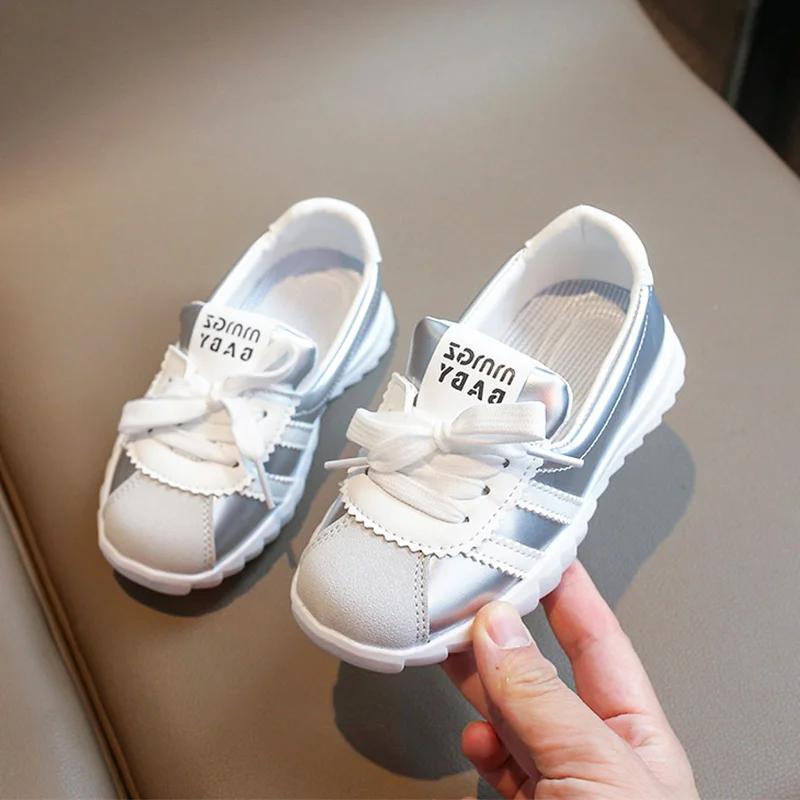 

Детские кроссовки Новые студенческие кроссовки для бега Кроссовки для мальчиков и девочек Кроссовки средней высоты для сноубординга Детская повседневная обувь с мягкой подошвой для детей Плоские туфли 35 (Insole 22.7 cm) серебряный