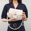 Les sacs pour femmes sont populaires en automne et en hiver. Les sacs cloud polyvalents sont des sacs à bandoulière en cuir portés sous le bras haut de gamme.