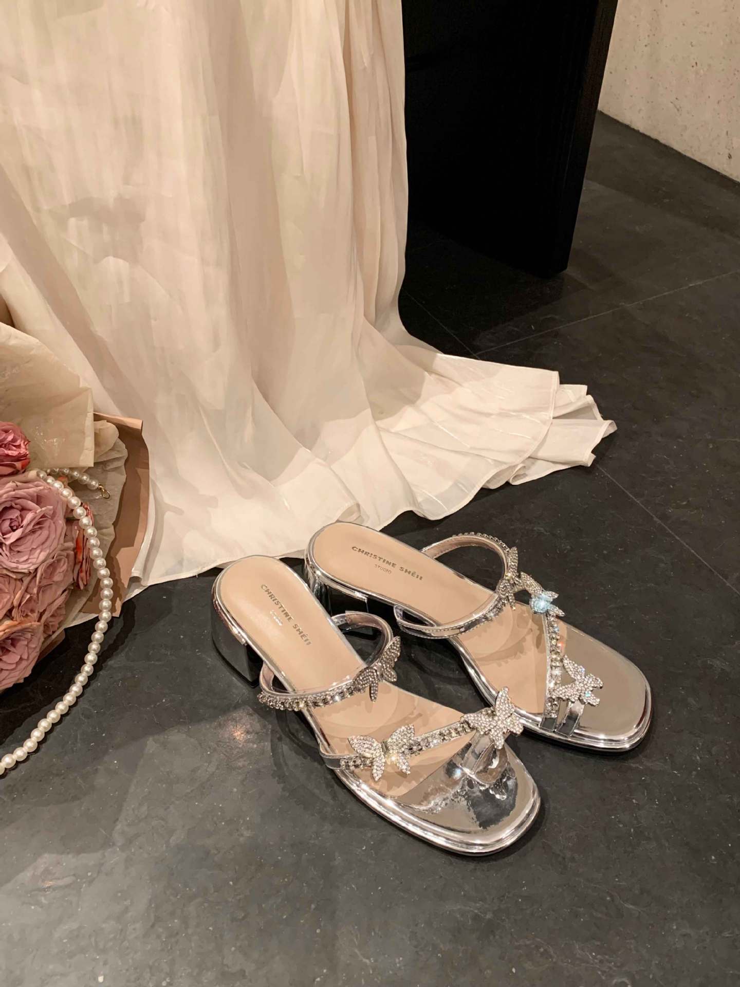 

Su Yinyin s same butterfly drag~ Square head butterfly rhinestone buckle cover toe thick high-heeled slippers women s sandals outside 40