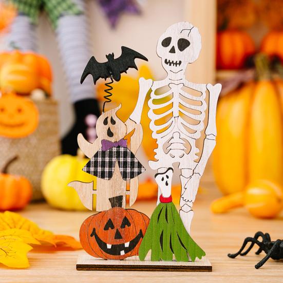 Un squelette suspendu à une ligne de décorations fantômes en papier