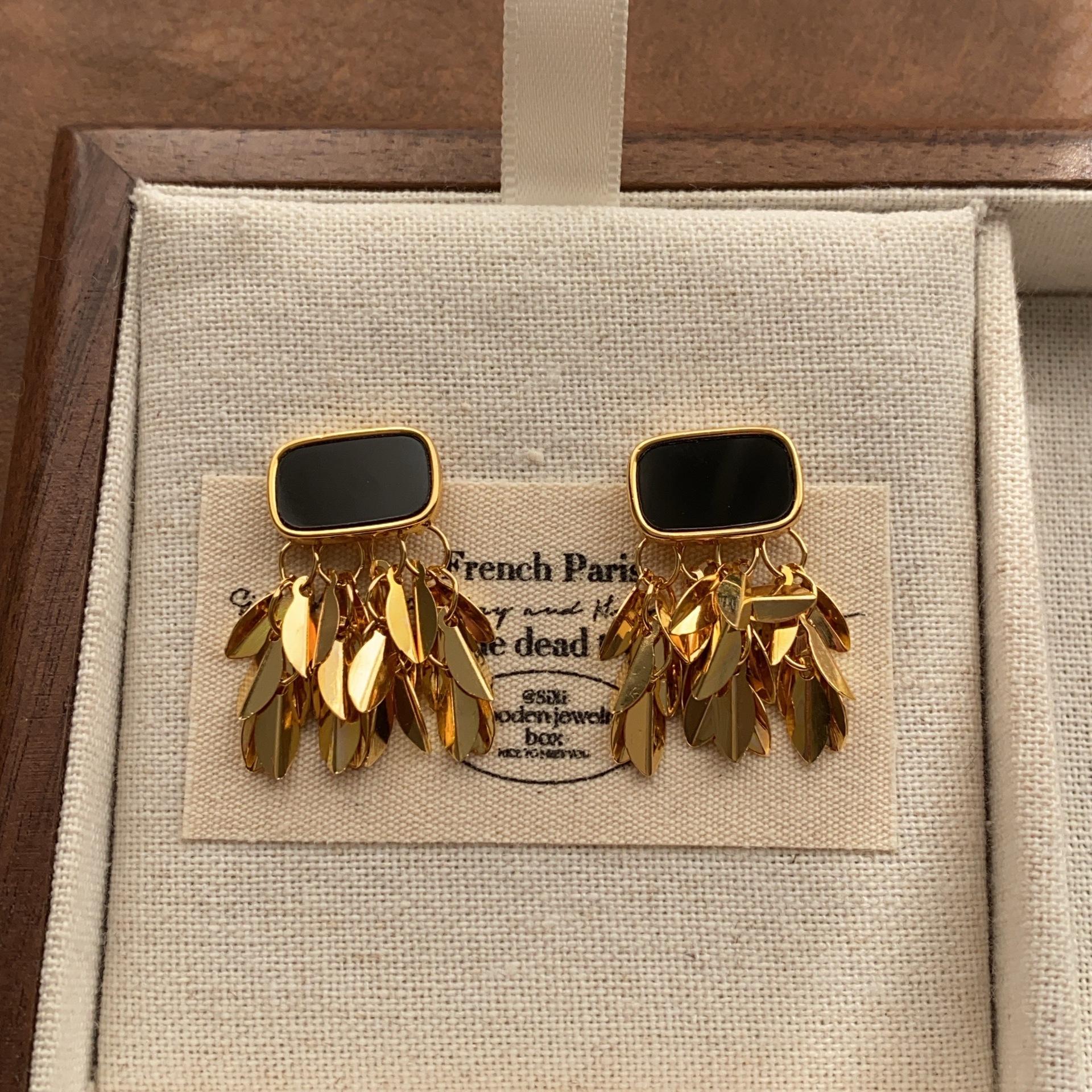 

Retro light luxury metal leaf stud earrings niche art fringed earrings high sense fashion personality versatile earrings women