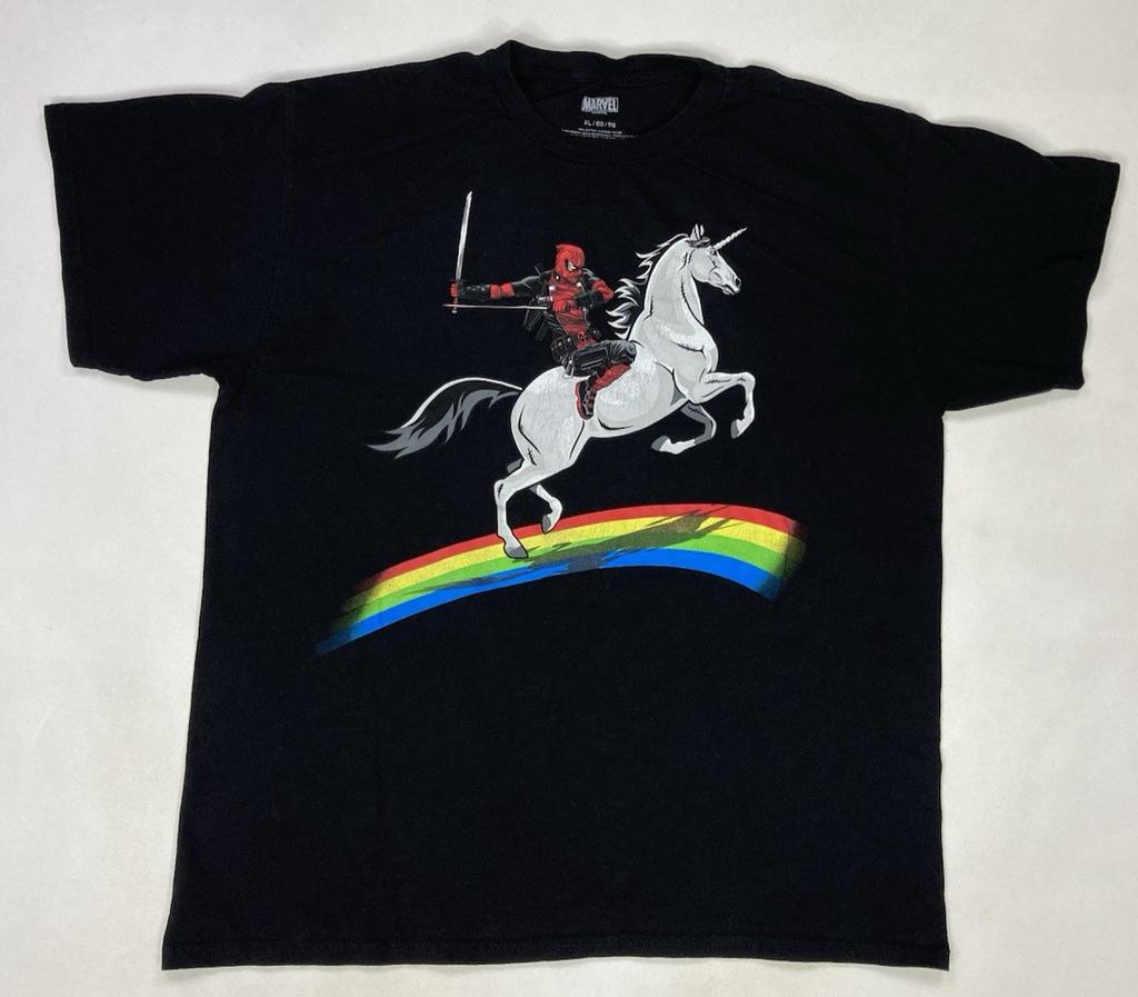 Marvel Deadpool che cavalca un unicorno Grafica arcobaleno Maglietta Uomo XL Nero Film
