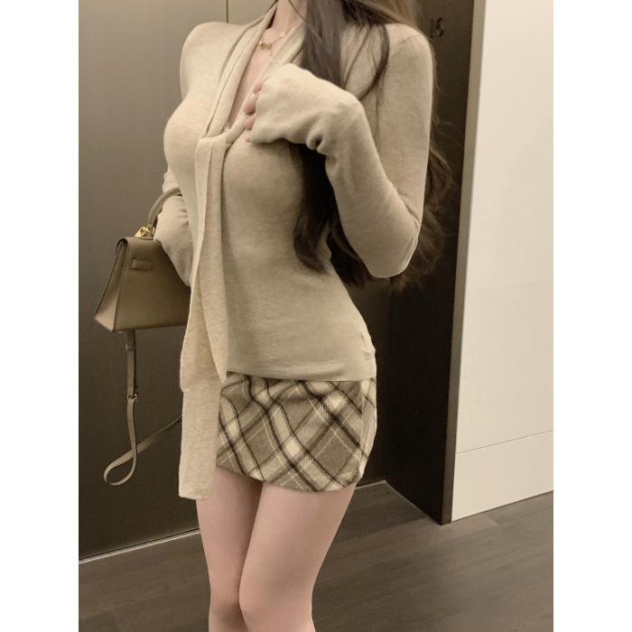 

Inside, pure desire style white V-neck knitted sweater women s 2025 autumn and winter new slim-fit sweater gentle top One size