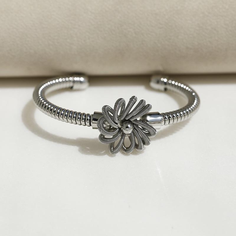 Chic Spiral Street Style Women's Open Bangle - European & American Fashion Jewelry