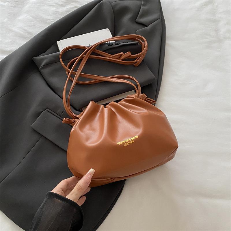 

Нішева дизайнерська сумка жіноча нова літня універсальна сумка через плече месенджер плісирована сумка-відро