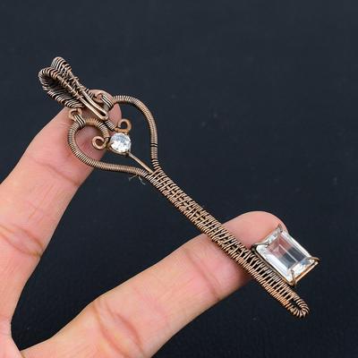 Pendente Gioiello Fatto a Mano con Gemma di Topazio Bianco Sfaccettato a Forma di Chiave Avvolto in Filo di Rame Puro
